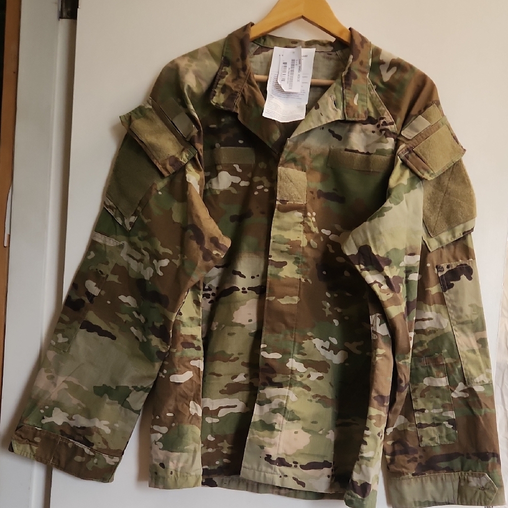 Military Field Jacket in Green and Brown for Outdoor Exploration